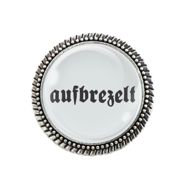 "Witzige bayerische Gaudibroschn mit Spruch 'aufbrezelt' – Perfekt für Dein Trachtenoutfit"